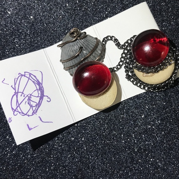 Black Scallop Shell Necklace - Picture 4 of 4